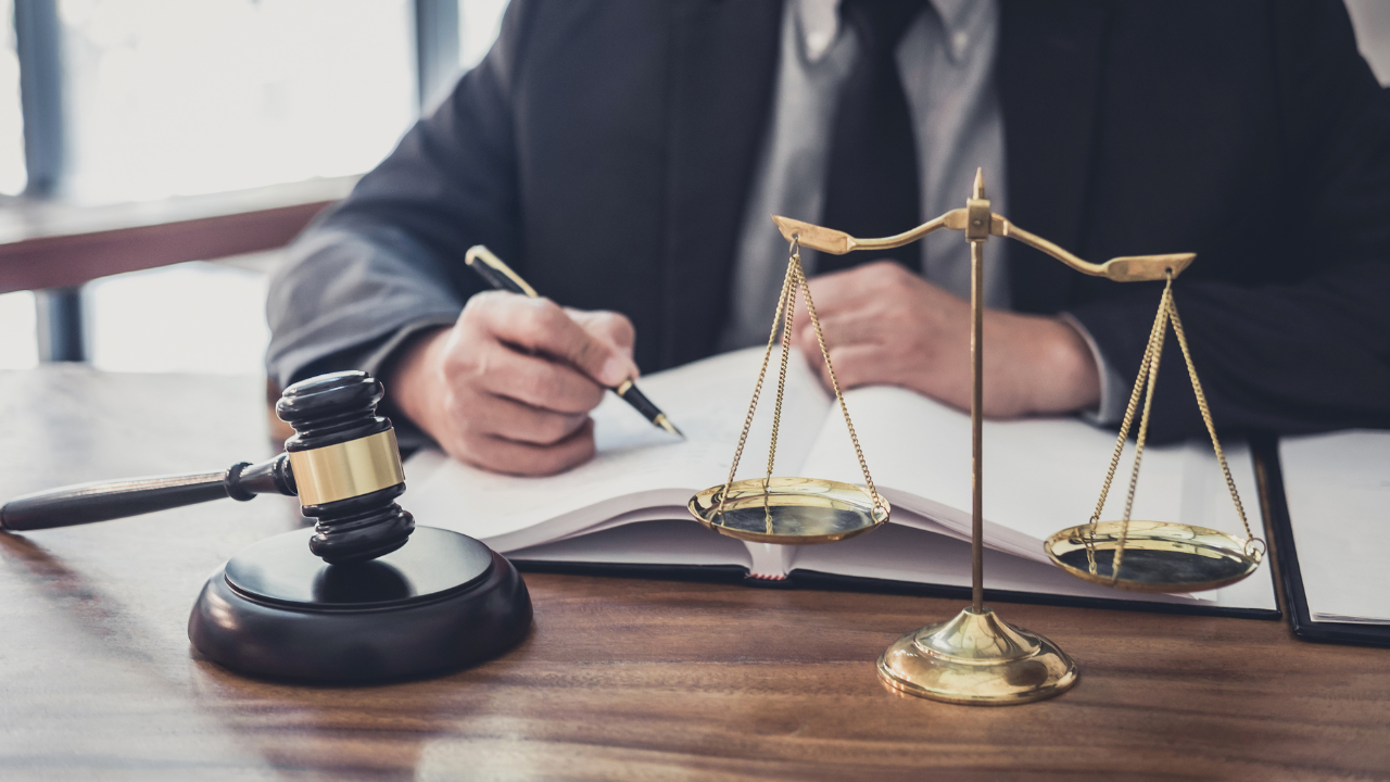 Koszt prawnika - ile naprawdę płaci przedsiębiorca i jak obniżyć wydatki nawet o 40%?